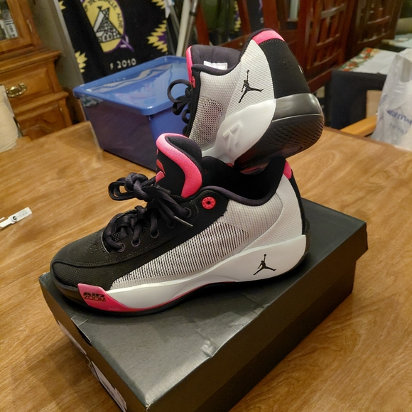 Jordan Shoes - NEW Jordan Low-Top Sneakers in Black, White & Pink